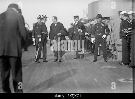 Target Practice - Daniels, Josephus; Badger, Charles Johnston, ammiraglio posteriore, U.S.N.; Chapin, Fred L., Captain, U.N.; Redfield, William Cox, Rep. Da New York, 1911-1913; sec. Di commercio, 1913-1919, 1913. Foto Stock