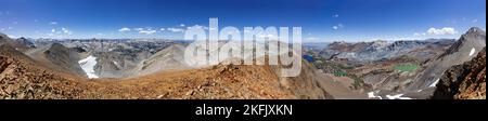 A 360 gradi dalla cima della montagna di Red Chunk nella Sierra Nevada della California con la montagna di ardesia rossa e la montagna di Bloody Foto Stock