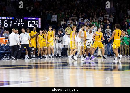 South Bend, Indiana, Stati Uniti. 18th Nov 2022. I giocatori di Lipscomb reagiscono dopo aver preso il comando durante l'azione di gioco di pallacanestro NCAA tra i Lipscomb Bison e l'irlandese combattente di Notre Dame al Purcell Pavilion al Joyce Center a South Bend, Indiana. John Mersits/CSM/Alamy Live News Foto Stock