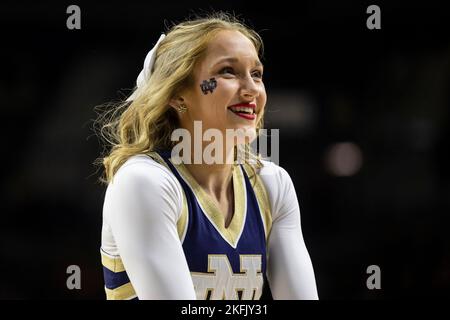 South Bend, Indiana, Stati Uniti. 18th Nov 2022. Notre Dame cheerleader si esibisce durante l'azione di gioco di basket NCAA tra i Lipscomb Bison e i Notre Dame Fighting Irish al Purcell Pavilion presso il Joyce Center a South Bend, Indiana. John Mersits/CSM/Alamy Live News Foto Stock