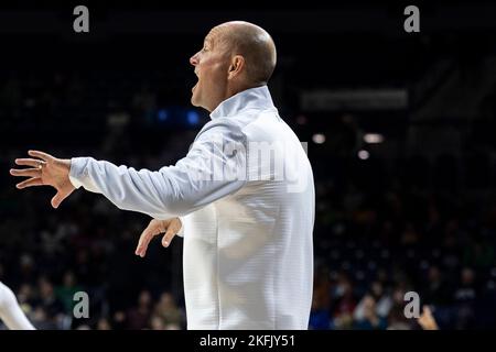 South Bend, Indiana, Stati Uniti. 18th Nov 2022. Lennie Apoll, allenatore capo di Lipscomb, durante il gioco di pallacanestro NCAA tra i Lipscomb Bison e il Notre Dame Fighting Irish al Purcell Pavilion al Joyce Center di South Bend, Indiana. John Mersits/CSM/Alamy Live News Foto Stock