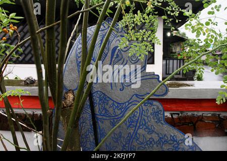 Yogyakarta, Indonesia. 16th Nov 2022. Il 'Wayang uwuh' dell'artista di burattini Iskandar Hardjodimuljo visto in mostra nella sua casa a Yogyakarta. Il 'wayang uwuh', fatto dai rifiuti domestici quali le bottiglie di acqua minerale usate, cartone, contenitori di cibo e plastica sono venduti intorno $$1,59 - $127,38. (Foto di Angga Budhiyanto/SOPA Images/Sipa USA) Credit: Sipa USA/Alamy Live News Foto Stock