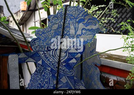 Yogyakarta, Indonesia. 16th Nov 2022. Il 'Wayang uwuh' dell'artista di burattini Iskandar Hardjodimuljo visto in mostra nella sua casa a Yogyakarta. Il 'wayang uwuh', fatto dai rifiuti domestici quali le bottiglie di acqua minerale usate, cartone, contenitori di cibo e plastica sono venduti intorno $$1,59 - $127,38. (Foto di Angga Budhiyanto/SOPA Images/Sipa USA) Credit: Sipa USA/Alamy Live News Foto Stock