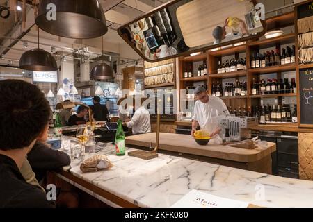 Eataly è una destinazione gastronomica italiana per lo shopping e i ristoranti a New York City, USA 2022 Foto Stock