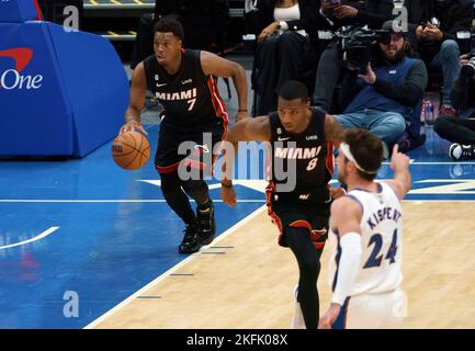 Washington, Stati Uniti. 18th Nov 2022. WASHINGTON, DC - 18 NOVEMBRE: La guardia termica di Miami Kyle Lowry (7) e Jamal Cain (8) in attacco durante un gioco NBA tra i Washington Wizards e il Miami Heat, il 18 novembre 2022, alla Capital One Arena, a Washington, DC. (Foto di Tony Quinn/SipaUSA) Credit: Sipa USA/Alamy Live News Foto Stock