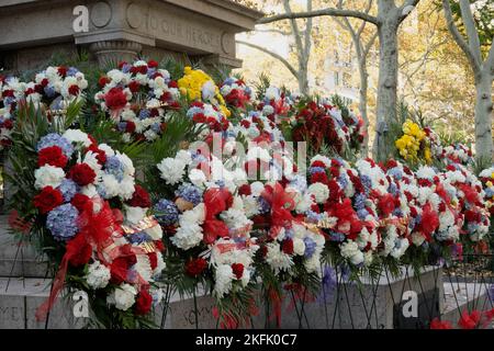 Primo piano delle corone fiorite in onore del Veterans Day a Madison Square, Park, 2022, NYC, USA Foto Stock