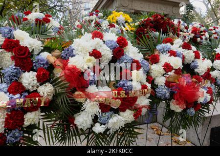 Primo piano delle corone fiorite in onore del Veterans Day a Madison Square, Park, 2022, NYC, USA Foto Stock