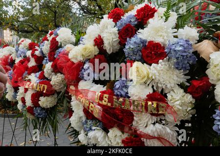 Primo piano delle corone fiorite in onore del Veterans Day a Madison Square, Park, 2022, NYC, USA Foto Stock