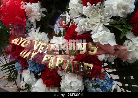 Primo piano delle corone fiorite in onore del Veterans Day a Madison Square, Park, 2022, NYC, USA Foto Stock