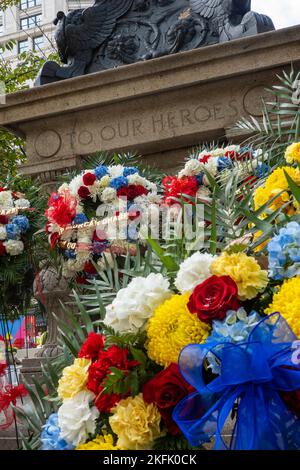 Primo piano delle corone fiorite in onore del Veterans Day a Madison Square, Park, 2022, NYC, USA Foto Stock