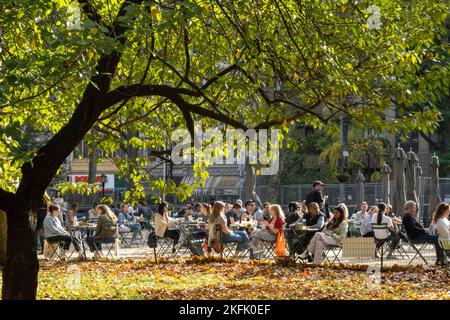 New Yorkesi e turisti che godono di un pomeriggio di autunno soleggiato a Madison Square, Park, flatiron District, 2022, NYC, STATI UNITI Foto Stock