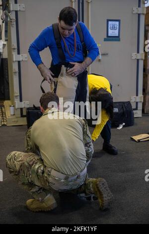 Aviation Boatswain's Mate (Handling) Airman David Douglas, centro, da Myrtle Beach, South Carolina, assegnato al primo vettore aereo della classe USS Gerald R. Ford (CVN 78) reparto aereo, indossa una tuta per lo smaltimento di dispositivi esplosivi con l'assistenza dello smaltimento di ordigni esplosivi 2nd Classe Jake B. Bartlett, di fronte, da Salem, New Hampshire, Assegnato al plotone di smaltimento delle ordigni esplosive, 6-2-2, 21 settembre 2022. Ford è in corso nell'Oceano Atlantico che conduce le qualifiche dei vettori e workups per un dispiegamento programmato questo autunno. Foto Stock