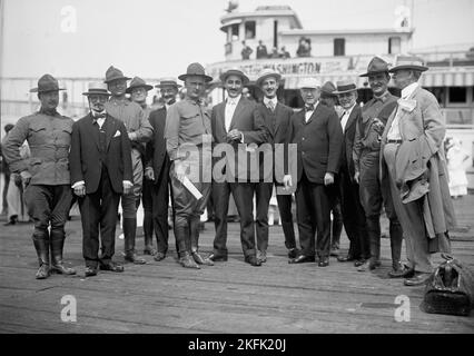 Guardia Nazionale di D.C. M. e M. Asnn. Di D.C. ritorno con D.C.N.G. da Camp a Colonial Beach. Teste: Harry Coope; Jacoby; Daniel V. Chisholm; Anton Stephan; non identificato; Walder of U.S.W.C.; Richard L. Lamb; Meyer; C.J. Columbus; M.A. Lease; Capt. Louis Wilson; Ross P. Anderws; Presidente dell'Associazione, 1916. Foto Stock