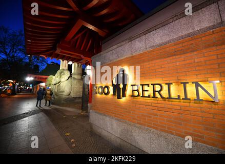 Berlino, Germania. 18th Nov 2022. La gente passa davanti allo Zoo di Berlino, Germania, 18 novembre 2022. Lo Zoo di Berlino è stato temporaneamente chiuso dal venerdì a causa dell'influenza aviaria, secondo i rapporti dei media. Credit: Ren Pengfei/Xinhua/Alamy Live News Foto Stock