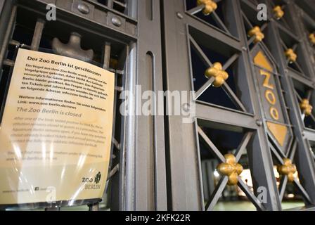 Berlino, Germania. 18th Nov 2022. Un avviso che annuncia la chiusura dello Zoo di Berlino si trova all'ingresso di Berlino, Germania, 18 novembre 2022. Lo Zoo di Berlino è stato temporaneamente chiuso dal venerdì a causa dell'influenza aviaria, secondo i rapporti dei media. Credit: Ren Pengfei/Xinhua/Alamy Live News Foto Stock