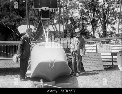 National Aero Coast Patrol Comn. - Curtiss Hydroplane o Flying Boat esposti nei pressi di House Office Building, Capt. Taylor e Senator Kern, 1917. Foto Stock