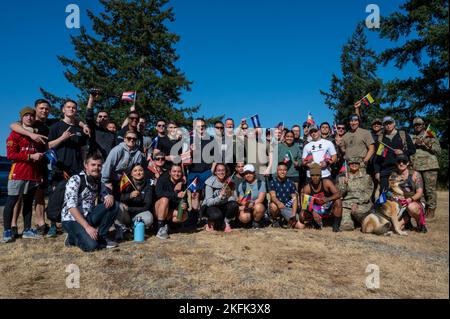 Gli Airmen della squadra McChord, e le loro famiglie, tengono le bandiere dei paesi di lingua spagnola durante una foto di gruppo per il Ruck del mese dell'eredità ispanica alla base congiunta Lewis-McChord, Washington, 21 settembre 2022. Il mese nazionale del patrimonio ispanico si è tenuto dal 15 settembre al 15 ottobre, celebrando le storie, le culture e i contributi dei cittadini americani i cui antenati provenivano dalla Spagna, dal Messico, dai Caraibi e dall'America centrale e meridionale. Foto Stock