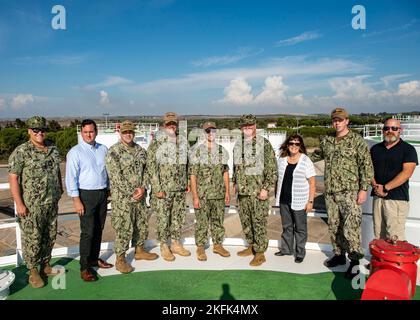 (220921-N-RY670-1027) ROTA, Spagna (dal 20, 2022) Naval Supply Systems Command Fleet Logistics Center Sigonella Leaders guide ADM posteriore. Patrick S. Hayden (quarto da destra), direttore, logistica, fornitura di flotte e ordnance, forze Navali USA Europa-Africa, durante un tour della struttura del Defense Fuel Support Point (DFSP) presso la Stazione Navale (NAVSTA) Rota, Spagna, 20 settembre 2022. Il DFSP di NAVSTA Rota immagazzina e trasferisce decine di milioni di galloni di combustibile al giorno a sostegno delle operazioni aeree e portuali dell’impianto. Foto Stock