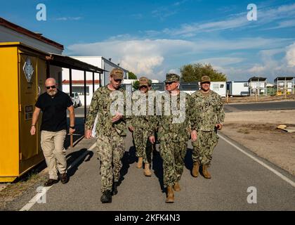 (VIRIN) ROTA, Spagna (settembre 20, 2022) Naval Supply Systems Command Fleet Logistics Center Sigonella Leaders guide ADM posteriore. Patrick S. Hayden (secondo da destra), direttore, logistica, fornitura di flotte e ordnance, forze Navali USA Europa-Africa, durante un tour della struttura del Defense Fuel Support Point (DFSP) presso la Stazione Navale (NAVSTA) Rota, Spagna, 20 settembre 2022. Il DFSP di NAVSTA Rota immagazzina e trasferisce decine di milioni di galloni di combustibile al giorno a sostegno delle operazioni aeree e portuali dell’impianto. Foto Stock