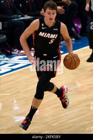 WASHINGTON, DC - 18 NOVEMBRE: Miami Heat Forward Nikola Jovic (5) in attacco durante un gioco NBA tra i Washington Wizards e il Miami Heat, il 18 novembre 2022, alla Capital One Arena, a Washington, DC. (Foto di Tony Quinn/SipaUSA) Foto Stock