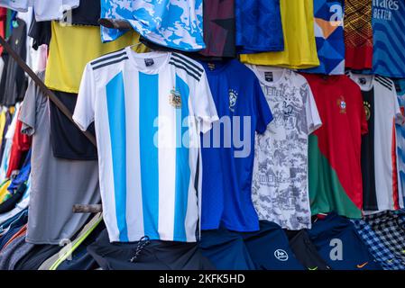 Calcutta, India - 15 novembre 2022. Maglie da calcio di vari paesi sono appesi in un negozio al dettaglio per vendere. Foto Stock