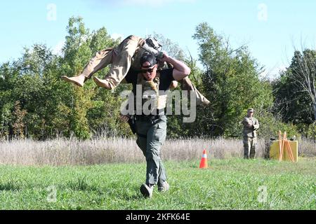 I soldati del battaglione della polizia militare del 91st e il personale civile delle forze dell'ordine hanno testato le loro abilità il 22 settembre durante la competizione annuale Top Cop a Fort Drum. Il concorso ha avuto quattro fasi: Un corso per operatori di veicoli di emergenza (EVOC, Emergency Vehicle Operator Course) a tempo, una sfida di fitness fisica, uno stress shoot e poi un tiro di precisione per testare la marcature di pistole e fucili. (Foto di Mike Strasser, Fort Drum Garrison Public Affairs) Foto Stock