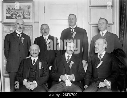 Camera di commercio degli Stati Uniti, 1913. Secondo incontro annuale della Camera di Commercio degli Stati Uniti d'America al New Willard Hotel, Washington, DC. Direttori. Posteriore: John H. Fayey; W.M. McCormick; R. G. (Robert Goodwyn) Rhett; T.L.L. Tempio. Fronte: H. agosto (Hugo) Vogel; Harry A. Wheeler, presidente; a destra (prima fila) è Charles R. (Richard) Van Hise, presidente dell'Università del Wisconsin. Foto Stock