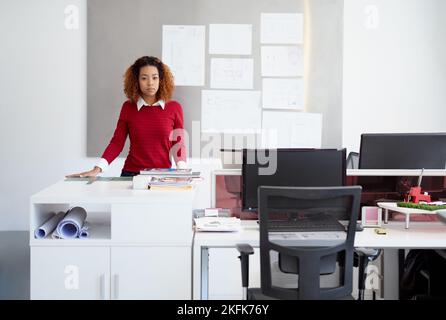 Shes talentuoso e concentrato. Ritratto di un giovane designer in un ufficio. Foto Stock