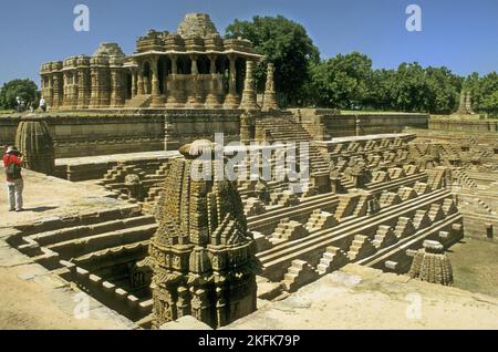 L'antico Tempio del Sole indù di Modhera è dedicato alla divinità solare Surya situato nel villaggio di Modhera nel Gujarat, in India. Foto Stock