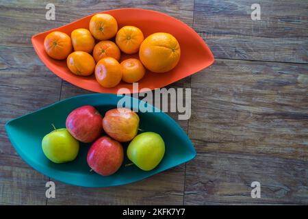 Arance e mandarini biologici delle mele in vassoi Foto Stock