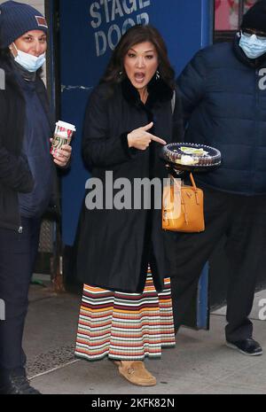 NEW YORK, NY- Novembre 18: Juju Chang visto uscire Good Morning America a New York City il 18 novembre 2022. Credito: RW/MediaPunch Foto Stock
