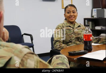 Illinois Air National Guard Airman 1st Class Avaceli Padilla parla con il maggiore Gen. Rich Neely, l'Adjutant General dell'Illinois e Comandante della Guardia Nazionale dell'Illinois, prima di un'intervista mediatica all'armeria North Riverside della Guardia Nazionale dell'Illinois Army. Il governatore JB Pritzker ha emesso un annuncio di emergenza in caso di disastro il 14 settembre e ha attivato circa 75 membri della Guardia Nazionale dell'Illinois per garantire che tutte le risorse statali siano disponibili per sostenere i richiedenti asilo che arrivano quasi ogni giorno a Chicago. La proclamazione abilita l'Illinois Emergency Management Agency (IEMA) e altri stati ag Foto Stock