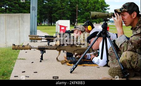 I Beretti Verdi aiutano i civili a puntare fucili da cecchino militari a bersagli lontani in una famiglia ospitata dal 5th Special Forces Group (Airborne), durante la settimana della riunione del 61st, il 22 settembre 2022. L'evento annuale della durata di una settimana offre ai soldati delle operazioni speciali e alle loro famiglie la possibilità di celebrare la qualità della vita e il patrimonio dell'unità. Foto Stock