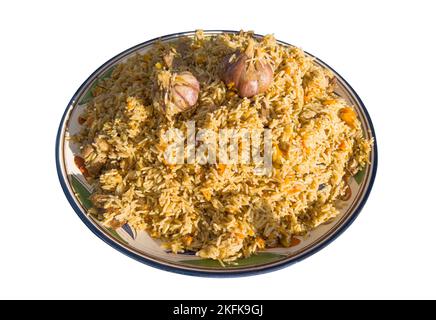 Pilaf con carne su piatto isolato su fondo bianco. Uzbekistan pilaf isolato. Piatto dell'asia centrale a base di riso con carne e verdure. Foto Stock