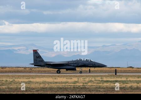 US Air Force F-15E Strike Eagle taxi sulla linea di volo durante una missione di allenamento di routine alla base dell'aeronautica di Mountain Home, Idaho, 22 settembre 2022. I piloti utilizzano un addestramento continuo per mantenere e perfezionare le capacità di combattimento aria-aria e aria-terra. Foto Stock