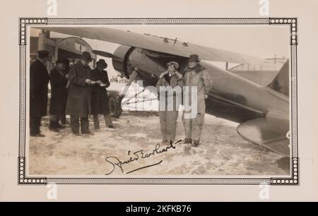Amelia Earhart e suo marito George Putnam in piedi accanto ad un aereo. CA. 1930. L'immagine è firmata da Amelia Earhart Foto Stock