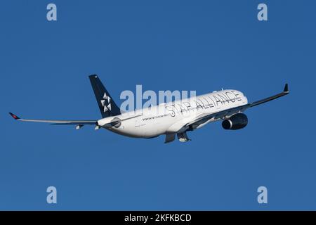 18 novembre 2022, Richmond, British Columbia, Canada: Un Air Canada Airbus A330-300 jetliner (C-GEGI), dipinto in speciale livrea Star Alliance, aerotrasportato dopo il decollo dall'Aeroporto Internazionale di Vancouver. (Credit Image: © Bayne Stanley/ZUMA Press Wire) Foto Stock