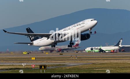 18 novembre 2022, Richmond, British Columbia, Canada: Un Air Canada Airbus A330-300 jetliner (C-GEGI), dipinto in speciale livrea Star Alliance, aerotrasportato dopo il decollo dall'Aeroporto Internazionale di Vancouver. (Credit Image: © Bayne Stanley/ZUMA Press Wire) Foto Stock