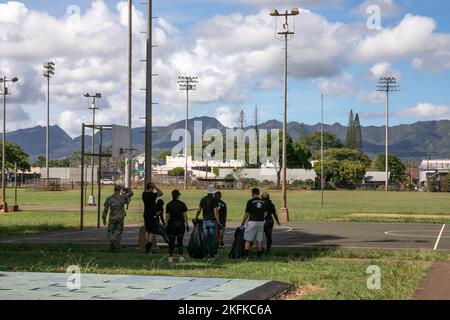 Soldati dell'esercito degli Stati Uniti dalla sede centrale e dalla società di quartier generale, 3rd squadra di combattimento della Brigata della fanteria, 25th divisione della fanteria, si riuniscono dopo la pulizia dell'area al parco distrettuale di Wahiawa, Wahiawa, Hawaii, 23 settembre 2022. Il potere della Brigata del Bronco ha lavato la zona, ha raccolto e rimosso i rifiuti e ha appeso nuove reti da basket al parco per sostenere la Giornata delle Terre pubbliche, che si svolge ogni anno il quarto sabato di settembre. Foto Stock