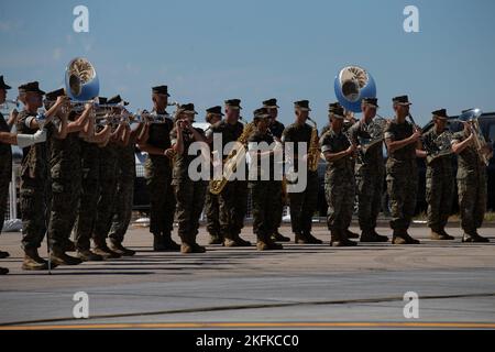 La Marine Aircraft Wing Band 3rd si esibisce durante il Marine Corps Air Station Miramar Air Show 2022 al MCAS Miramar, San Diego, California, 23 settembre 2022. Il tema del MCAS Miramar Air Show 2022, “Marines Fight, evolve and Win”, riflette gli sforzi di modernizzazione in corso del corpo Marino per prepararsi ai conflitti futuri. Foto Stock