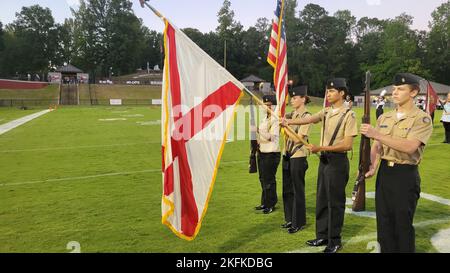 220923-N-LY580-1004 ALEXANDER CITY, Ala. 23, 2022) Benjamin Russell High School Navy Junior Reserve Officers Training Corps Cadets (sinistra-destra) Lylaishia Brown, Courtney Burgess, Jacob Corbin e Brennen Luke presentano la National Ensign e la Alabama state Flag durante i festeggiamenti pre-partita di una partita di calcio a casa al Charles E. Bailey Sportsplex. Foto Stock