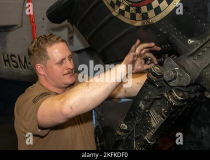 220923-N-ET093-2011 MARE ADRIATICO (SETT. 23, 2022) Aviation Structural Mechanic 1st Class Charles Brittain, di Corbin, Kentucky, assegnato a Helicopter Maritime Strike Squadron (HSM) 46, esegue un'ispezione di fase su un elicottero MH-60R Sea Hawk collegato a HSM-46, 23 settembre 2022. Carrier Air Wing (CVW) 7 è la componente offensiva di Carrier Strike Group 10 e George H.W. Gruppo di riscontro supporto boccola (GHWBCSG). Gli squadroni del CVW-7 sono lo squadrone Strike Fighter (VFA) 86, VFA-103, VFA-136, VFA-143, lo squadrone di attacco elettronico (VAQ) 140, lo squadrone di allarme precoce trasportato dall'aereo del vettore ( Foto Stock