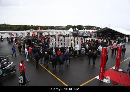 Victoria,Australia 19 Novembre 2022 - Una visione generale del padock e della grande folla durante il 2022° Australian Grand Ridge Round del 2022° MOTUL FIM Superbike World Championship a Phillip Island, Australia il 19 2022 Novembre - Image Credit-Brett Keating - Alamy Live News. Foto Stock