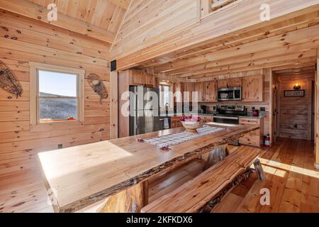 Un interno cucina di legno in montagna Foto Stock
