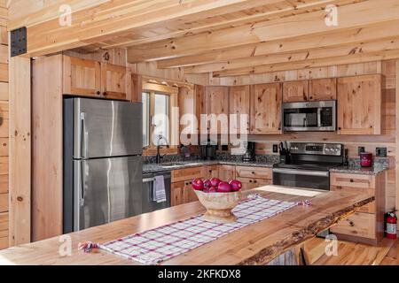 Un interno cucina di legno in montagna Foto Stock
