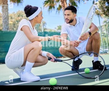 Tennis, pianificazione e coppia parlando di allenamento, motivazione e allenamento per la salute su un campo all'aperto. Fitness, esercizio fisico e uomo e donna che parlano Foto Stock