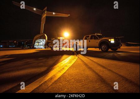 I guardiani della costa degli Stati Uniti dall'unità di sicurezza del porto 309 e gli Airmen degli Stati Uniti dallo squadrone di preparazione di logistica 375th caricano un'imbarcazione trasportabile di sicurezza del porto su un Globemaster III C-17A sulla base dell'aeronautica di Scott, Illinois, 23 settembre 2022. Il PSU 309 può essere implementato in tutto il mondo entro 96 ore dal ritiro e dalla risposta alle missioni nazionali, compresa l'assistenza umanitaria. Foto Stock