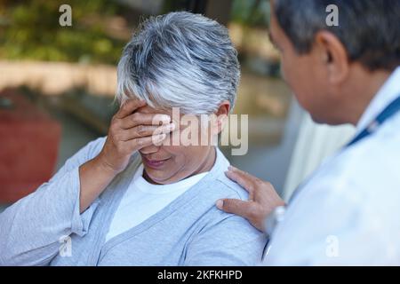 Darle la cattiva notizia. Una donna anziana con il suo medico. Foto Stock