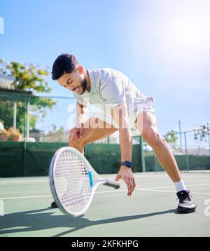 Sport, tennis e lesioni alle gambe sul campo dopo allenamento, partita o partita. Tennista, sanitario e atleta maschile drop racket con ginocchio ferito, muscolo Foto Stock