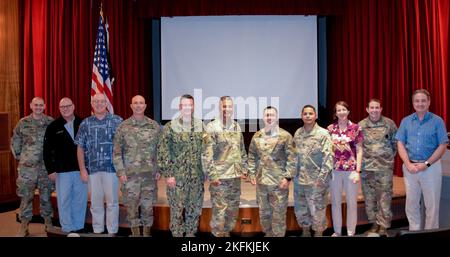 Il team di comando TAMC e i deputati hanno presentato una panoramica dei risultati e del piano d'azione recenti del sondaggio sul clima del comando TAMC. Foto Stock